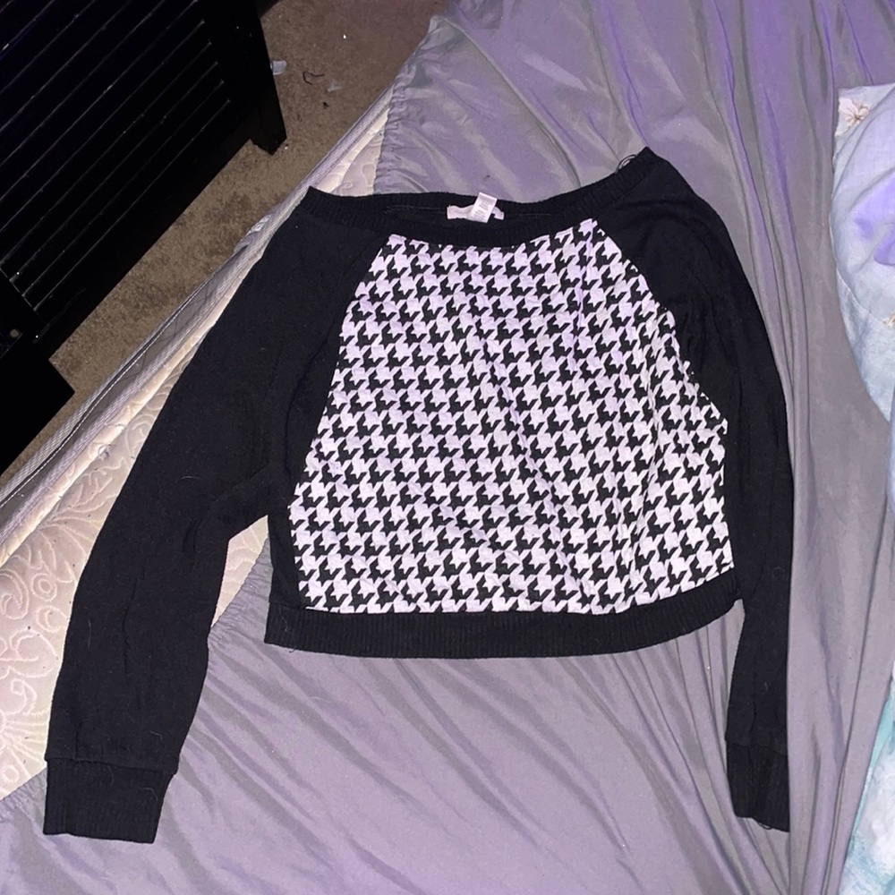Medium Ambiance Apparel black and white crop top sweater.